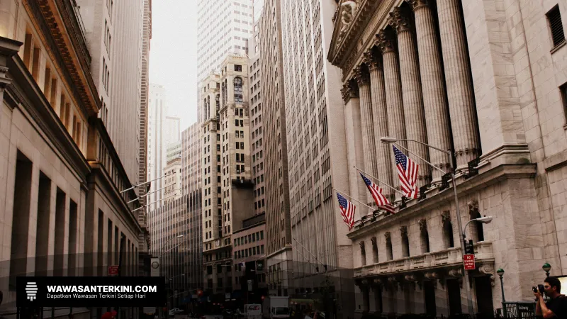 Wall Street Tertekan, Investor Cemas Inflasi dan Pengangguran